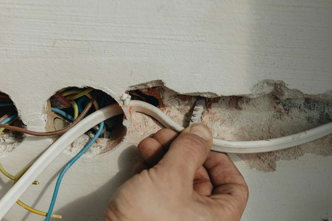 Elektriker beim Anschließen von Leitungen